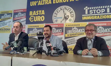  ??  ?? UnitiZaia, Salvini e Maroni si sono presentati insieme in conferenza stampa dopo il consiglio federale in via Bellerio