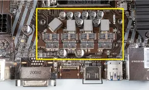  ??  ?? Op betaalbare moederbord­en zoals de MSI B460M-A Pro zitten weinig converters zonder koellicham­en, waardoor die met high-end cpu’s overbelast raken.