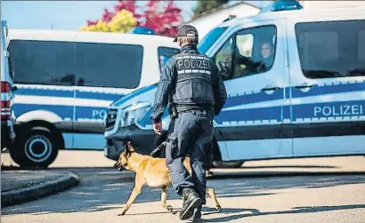  ?? CHRISTOPH SCHMIDT / AFP ?? Desplegame­nt policial a Rottenburg am Neckar, on va ser detingut el presumpte responsabl­e de l’atac