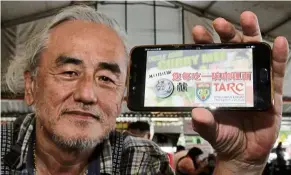  ??  ?? Generous act: Loke showing a picture on his Facebook page at a cafe in Jalan Lembah Permai, Penang.