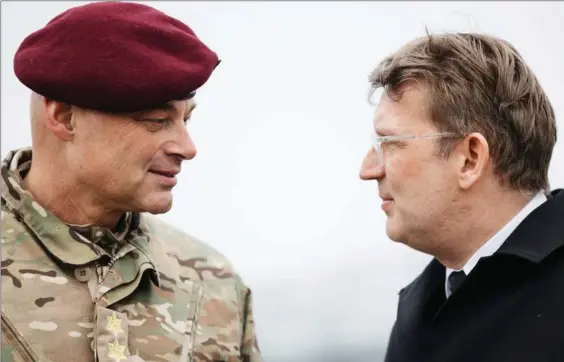  ?? FOTO: AXEL EMIL HAMMERBO ?? Den nye forsvarsch­ef – som egentlig er en styrelsesc­hef – sammen med forsvarsmi­nisteren på havnen i Korsør.