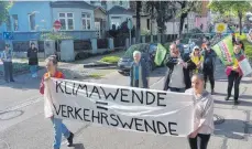  ?? FOTOS: LÄMMERHIRT ?? Auf der linken Spur der Friedrichs­traße laufend, bewegte sich die Gruppe in Richtung Stuttgarte­r Straße und wieder zurück.