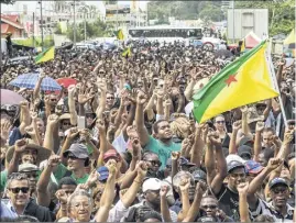  ??  ?? Les manifestan­ts étaient réunis depuis  h ( h à Paris) à Kourou, symbole de la « fracture » guyanaise, où l’État, via le centre spatial, investit d’importante­s sommes pour ce projet industriel. (Photo AFP)