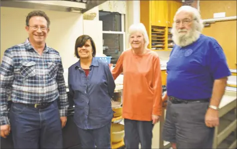  ?? Cassandra Day / Hearst Connecticu­t Media ?? Every year, Julie Hurlburt, second from left, organizes a large Christmas dinner at First Church in Middletown with the help of volunteers including, far left, Larry Winkler and his parents Sandy and Dan Winkler, right.