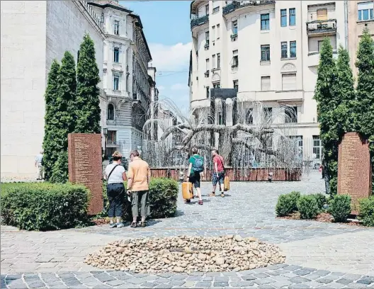  ?? ALAMY STOCK PHOTO ?? A Budapest. El Memorial Raoul Wallenberg, creat el 1985 al costat del que va ser
el gueto jueu, amb una escultura en forma de desmai