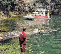  ?? CUERPO DE BOMBEROS / EFE ?? Búsqueda. La labor estuvo a cargo del Cuerpo de Bomberos de ese país.