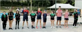  ?? ?? Présentati­on de la finale de l’an dernier avec la Croatie et la France entourées par les jeunes du centre de formation