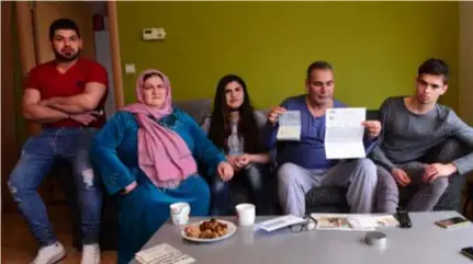  ?? FOTO MIA UYDENS ?? Omar, mama Donia, Meryem, Mohamed met zijn Syrische paspoort en het negatieve advies, en rechts de 18-jarige Sid uit Zoersel, een goede vriend van de familie.