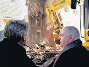  ?? AMY DAVIS/BALTIMORE SUN ?? Ken Holt, left, secretary of Housing and Community Developmen­t, and Gov. Larry Hogan watch last year as a home is demolished in the 1000 block of N. Stricker Street.