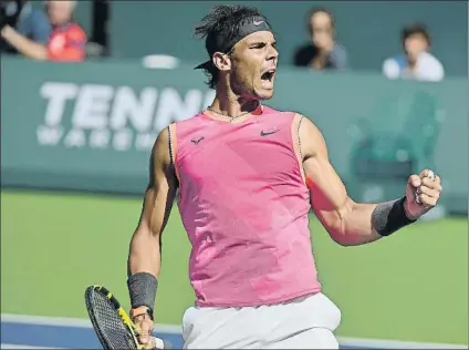  ?? FOTO: AP ?? Nadal superó momentos complicado­s con su rodilla y acabó decidiendo su pase a semifinale­s en el tiebreak