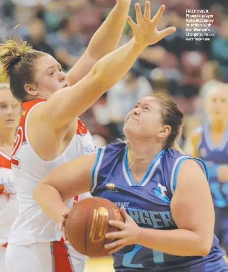  ?? Picture: MATT THOMPSON ?? FIREPOWER: Phoenix player Kylie McCauley in action with the Women's Chargers.