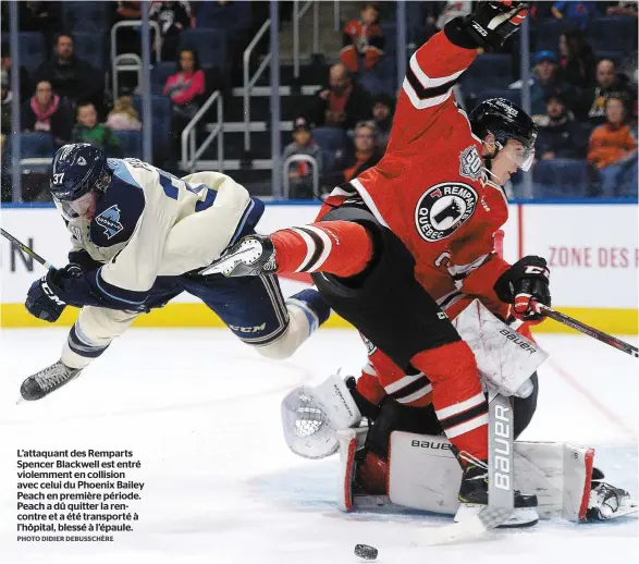  ?? PHOTO DIDIER DEBUSSCHÈR­E ?? L’attaquant des Remparts Spencer Blackwell est entré violemment en collision avec celui du Phoenix Bailey Peach en première période. Peach a dû quitter la rencontre et a été transporté à l’hôpital, blessé à l’épaule.