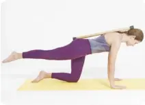  ??  ?? Movimento
Mantendo a pelve neutra e o bastão equilibrad­o nas costas, estenda a perna direita e volte à posição inicial. Repita com a esquerda.
