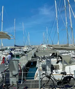  ??  ?? Il porto di San Vincenzo. In alto la spiaggia di Marina di Bibbona