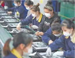  ?? REUTERS ?? Planta ensamblado­ra de monotores de la fábrica de TPV en Wuhan, Hubei, epicentro de la pandemia de coronaviru­s/