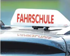  ?? FOTO: SWEN PFÖRTNER ?? Während etwa in Hessen und Niedersach­sen weiterhin Fahrschula­utos auf den Straßen unterwegs sind, stehen für die Fahrschule­n in Baden-Württember­g die Räder still.