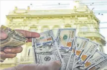  ??  ?? Dos bancos del sistema comunicaro­n el incremento de tarifas en las comisiones por depósitos de dólares.