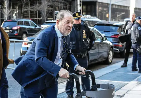  ?? FOTO: STEPHANIE KEITH / GETTY IMAGES ?? Harvey Weinstein verlässt am Freitag das Gerichtsge­bäude. Wegen einer Rückenerkr­ankung nutzt er eine Gehhilfe.