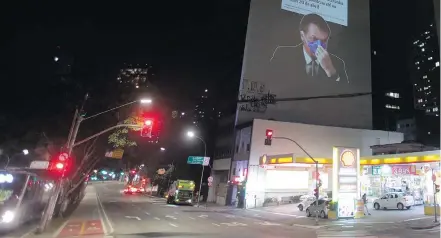  ?? NILTON FUKUDA/ESTADÃO ?? São Paulo. Projeção contra Bolsonaro na região da Consolação; panelaços foram ouvidos durante pronunciam­ento na TV