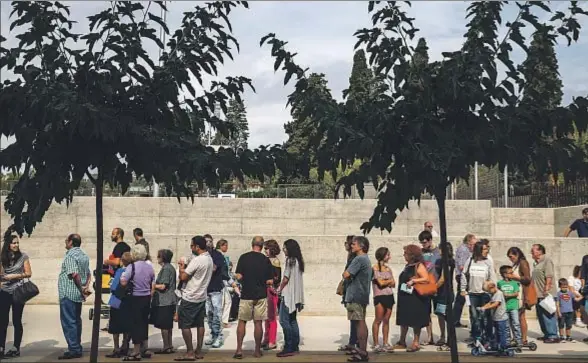  ?? DAVID AIROB ?? Cola para votar en un colegio de Badalona, donde la participac­ión superó ayer el 75 por ciento