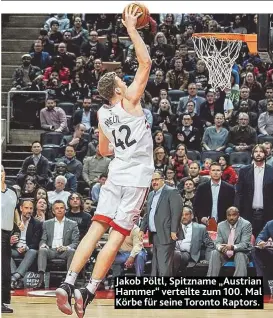  ??  ?? Jakob Pöltl, Spitzname „ Austrian Hammer“verteilte zum 100. Mal Körbe für seine Toronto Raptors.