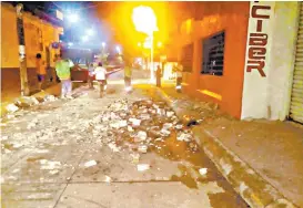  ??  ?? Tras el temblor, vecinos salieron a la calle; hubo 37 réplicas.