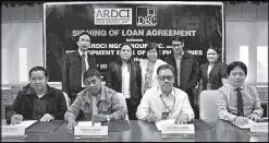  ??  ?? At the signing of the loan deal between DBP and ARDCI are (seated from left) ARDCI CEO Victor Bernal, ARDCI president Rogelio Bitome, DBP executive vice president Benel Lagua and DBP first vice president Daniel Gonzales. (Standing from left) DBP...