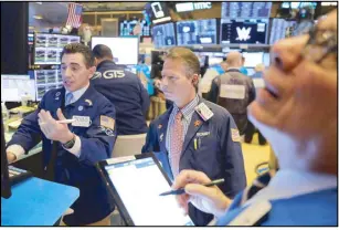  ?? REUTERS ?? Traders work on the floor of the New York Stock Exchange shortly after the opening bell in New York.