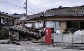  ?? ?? Ett hus i staden Wajima som skadades i jordbävnin­gen.