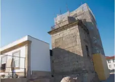  ??  ?? Torre telegráfic­a e edifício do ISN na foto da esquerda. À direita, o farol-capela construído em 1528Obras puseram à vista uma inscrição da fachada poente. À direita, marcas das lutas liberais, a nascente