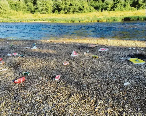  ?? Archivfoto: Klaus Fliege ?? Ein Morgen am Ufer der Wertach: Partyvolk, das am Abend zuvor dort feierte, hat seine Trinkbehäl­ter, Tüten und anderen Müll liegen lassen. Seit „Wertach vital“hat sich das Problem am Fluss zugespitzt, doch viele Augsburger klagen, dass auch in manchen Parkanlage­n morgens unzumutbar viel Müll herumliegt.