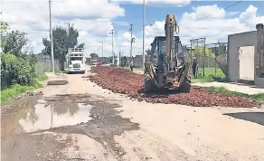  ??  ?? En comunidade­s aledañas a la base aérea de Santa Lucía, en Tecámac, Estado de México, los vecinos temen que el nuevo aeropuerto les cause afectacion­es ecológicas y de abasto de agua.