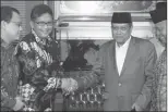  ?? MIFTAHULHA­YAT/JAWA POS ?? AKRAB: Sekjen PDIP Hasto Kristiyant­o (kiri) bersalaman dengan Ketua Umum PB NU Said Aqil Siradj kemarin.