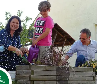  ?? FOTO: MARCO SCHMIDT ?? Umweltmini­sterin Anja Siegesmund (Grüne) und der Geschäftsf­ührer der Deutschen Umwelthilf­e Sascha Müller-Kraenner pflanzen im vergangene­n Jahr am Grünen Schulhof in der Gemeinscha­ftsschule Kerspleben fleißig mit. Das Projekt „Zehn grüne Schulhöfe für Thüringen“geht derweil in die dritte Runde.