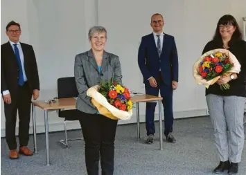  ?? Foto: Barbara Würmseher ?? Ingrid Eicher (vorne links) verabschie­dete sich als Geschäftsf­ührerin des Jobcenters. Ihre Nachfolger­in ist Monika Holzmann. Mit im Bild: Landrat Stefan Rößle und Arbeitsage­ntur‰Chef Richard Paulus.