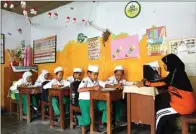  ?? CHANDRA SATWIKA/JAWA POS ?? MANDIRI: Siswa MI Al Ikhlas belajar dalam kelas. Dispendik Surabaya di-warning agar buku paket semester II tidak terlambat lagi.