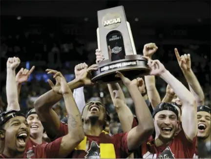  ?? DAVID GOLDMAN — THE ASSOCIATED PRESS ?? Loyola-Chicago players celebrate defeating Kansas State in regional final in Atlanta.