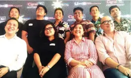  ??  ?? Cine Filipino 2018 finalists kasama sina Festival Director Madonna Tarrayo at Head of Competitio­n Joey Javier Reyes