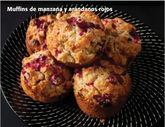  ??  ?? Muffins de manzana y arándanos rojos