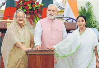  ?? HT FILE ?? (From left) Bangladesh­i Prime Minister Sheikh Hasina, Prime Minister Narendra Modi and West Bengal chief minister Mamata Banerjee at an event in New Delhi. Banerjee has opposed the Teesta watershari­ng agreement between the countries, fearful of...