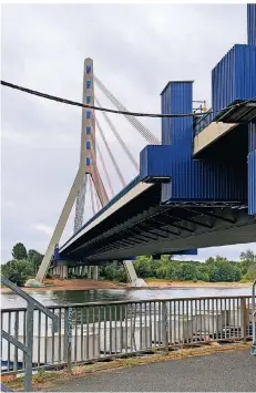  ??  ?? Die Fleher Brücke von unten betrachtet. Mittlerwei­le steht fest, dass dieses Stück der A46 über den Rhein neu gebaut werden muss.