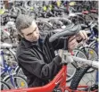  ?? FOTO: IMAGO IMAGES ?? Wer in diesem Sommer ein Fahrrad kaufen möchte, wird eventuell Zugeständn­isse bei Farbe und Ausstattun­g machen müssen.