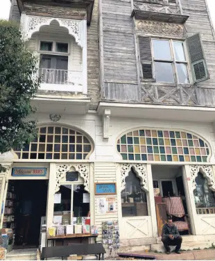  ??  ?? The exterior of the bookstore, decorated with oriental elements and colorful stained glass.