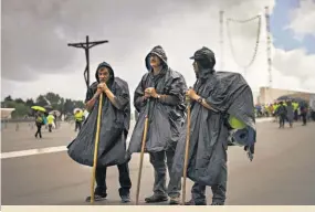  ??  ?? LLEGADA. PEREGRINOS LLEGARON AL SANTUARIO DE FÁTIMA DESDE AYER, DONDE EL PAPA FRANCISCO PRESIDIRÁ LA CELEBRACIÓ­N.