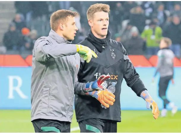  ?? FOTO: DIRK PÄFFGEN ?? Torwarttra­iner Fabin Otte (l.) mit Gladbachs neuer Nummer eins Jonas Omlin.