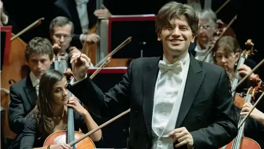  ??  ?? Sul podio Daniele Rustioni, 34 anni, nato a Milano. «Ho cominciato alla Scala da bambino come voce bianca, diretto da Riccardo Muti. Mi ha insegnato a essere sempre esigenti con se stessi»
