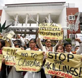  ?? —PHOTOS BYNIÑO JESUS ORBETA ?? ‘LIGHTNING’ RALLY Continuing the tradition of every UP graduation ceremony, student activists stage a “lightning” rally to make known their stand on current national issues.