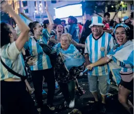  ?? BILD: RODRIGO ABD ?? Argentinsk­a fotbollssu­pportrar firar Vm-guldet i Buenos Aires.