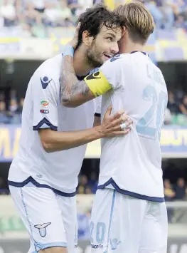  ?? LAPRESSE ?? Marco Parolo e Lucas Biglia, autori della rimonta laziale in casa del Verona