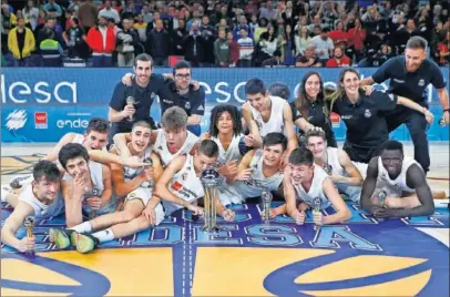  ??  ?? CAMPEONES. El infantil del Real Madrid, con el título de la Minicopa.